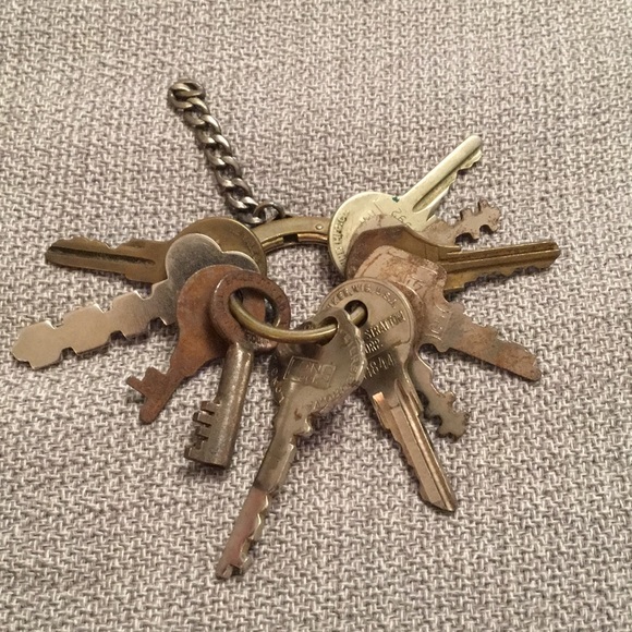 Lot of 11 Vintage Real Metal Keys Farmhouse - Picture 1 of 8